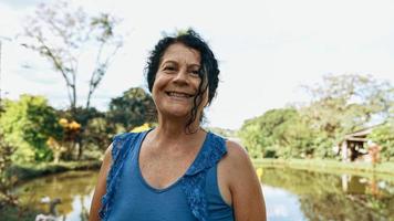 lächelnde lateinamerikanische brasilianische Frau auf dem Bauernhof. Freude, positiv und Liebe. foto