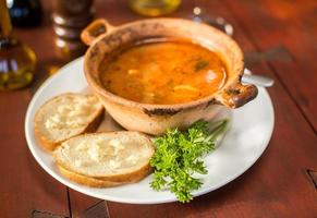 Fischsuppe mit Brot und Knoblauch foto
