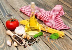 Olivenöl, Basilikum, Tomate und Knoblauch