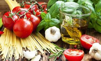 italienische kochzutaten, spaghetti, tomates, olivenöl und bas foto