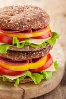 gesundes Sandwich mit Salami-Tomaten-Pfeffer und Salat foto