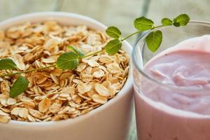 gesundes Frühstück auf Holztisch foto