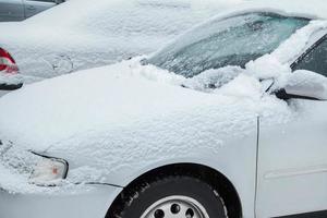 Auto mit Schnee bedeckt foto