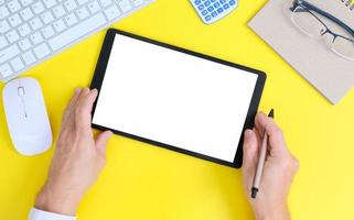 Ein leerer Tablet-Bildschirm beim Tippen auf einer Tastatur sowie ein Bildschirmmodell zur weiteren Anpassung können für eine Vielzahl von Zwecken verwendet werden. Bereich zum Kopieren foto