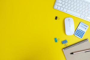 Laptop, Smartphone und Zubehör auf einem schwarzen Schreibtisch. computerwerkzeuge auf einem schreibtisch im büro, draufsicht mit kopierraum, flach liegend. foto