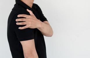 Gesundheitskonzept, ein Mann hat starke Schulterschmerzen aufgrund von Überarbeitung und Bürosyndrom.