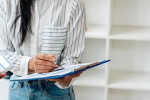 strategieanalysekonzept, geschäftsmann, der finanzmanager recherchiert, prozessbuchhaltung berechnen, analysieren, marktdiagramm, daten, bestandsinformationen, überprüfung auf dem tisch im büro. foto