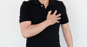 Gesundheitskonzept, ein Mann hat starke Herzschmerzen und erstickende Brustschmerzen.