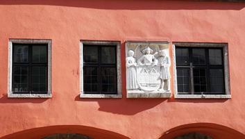 Altrosafarbene Fassade Gebäudearchitektur und Skulptur in der Altstadt von Innsbruck, Österreich, Europa foto