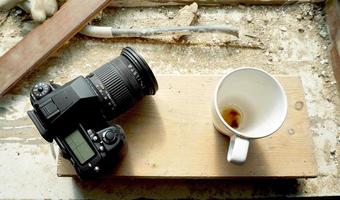 Kamera und Kaffeetasse im Baustellenaufbau foto