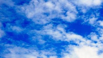 blauer Himmel und Wolkenhintergrund foto
