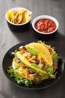 Taco-Muscheln mit Rindfleisch und Gemüse