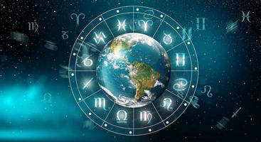 Astrologisches Tierkreis-Horoskop-Rad mit Planetenerde. die Kraft des Universums. foto