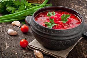 traditioneller ukrainischer russischer Gemüseborsch auf dem alten hölzernen Hintergrund foto