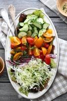 rustikaler Salat auf Teller foto