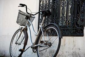 Vintage verchromtes Fahrrad mit Korb neben einem Hausfenster