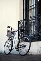 Vintage verchromtes Fahrrad mit Korb neben einem Hausfenster