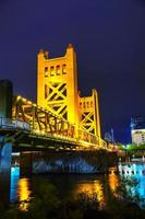 Zugbrücke mit goldenen Toren in Sacramento