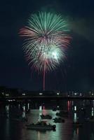 Feuerwerk über dem Fluss foto