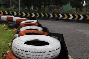 kartbahnbereich bunte reifen spaß adrenalin foto