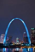 Landschaft von St. Louis mit blauer Beleuchtung und hohen Gebäuden foto