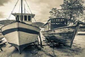 alte boote schiffe zur restaurierung abraao beach ilha grande brasilien. foto