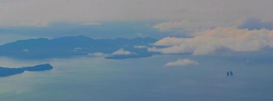 fliegen über thailand panoramablick auf die türkisfarbenen wasser der inselstrände. foto