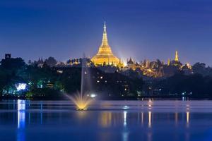 Abenddämmerungsatmosphäre in der Shwedagon-Pagode in Yangon, Myanmar foto