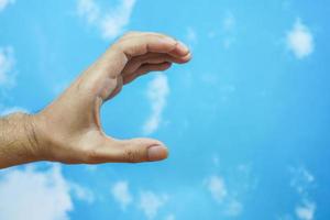 Handsymbol vom Himmelshintergrund isoliert. Konzept der Gebärdensprache foto