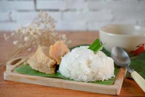 Klebreis mit Eiercreme. thailändische Desserts auf einem Holztisch. foto