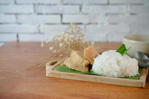 Klebreis mit Eiercreme. thailändische Desserts auf einem Holztisch. foto