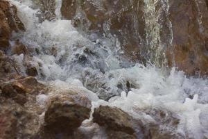 Stoppen Sie den abstrakten Wasserfall des Streams. foto