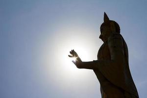 Silhouette stehender Buddha. foto