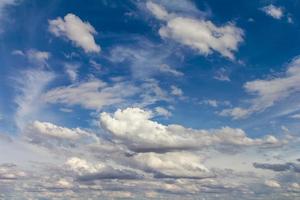 Nachmittags ziehen Wolken foto