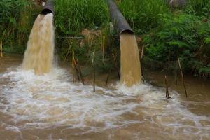 Wasserflussunschärfe Abwasserkanal. foto