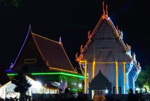 bunte lichter buddhistische kirche foto