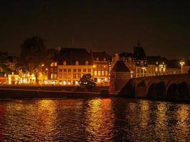 die stadt maastricht an der maas in den niederlanden foto