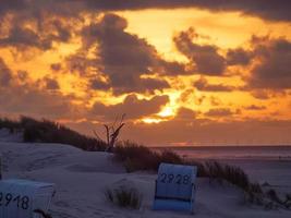 sommerabend am strand von juist foto