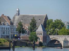 die stadt maastricht an der maas in den niederlanden foto