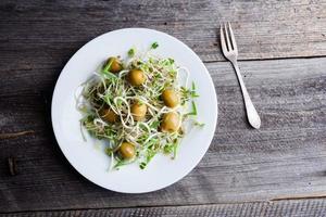 gesunder Sprossen- und Olivensalat foto