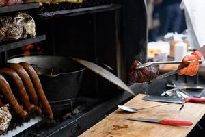 gegrillte Fleischspieße auf den Kohlen, mit Rauch. Straßenessen. foto