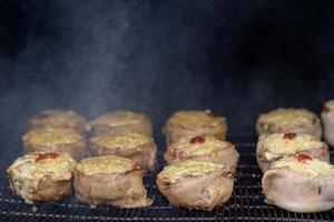 handgemachte Hamburger Patties während des Street Food Festivals, rauchen beim Kochen. foto