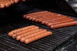 gegrillte Fleischspieße auf den Kohlen, mit Rauch. Straßenessen. foto