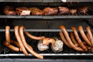 gegrillte Fleischspieße auf den Kohlen, mit Rauch. Straßenessen. foto