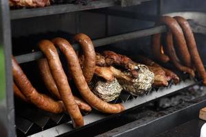 gegrillte Fleischspieße auf den Kohlen, mit Rauch. Straßenessen. foto