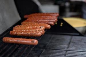 gegrillte Fleischspieße auf den Kohlen, mit Rauch. Straßenessen. foto