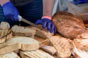 viele geröstete Brotstücke während eines Streetfood-Festivals foto