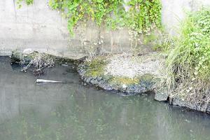 Verschmutzter Kanal in Bangkok foto