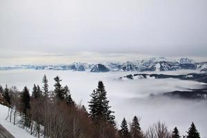 ein blick auf die schneebedeckten österreichischen berge in der nähe von salzburg foto