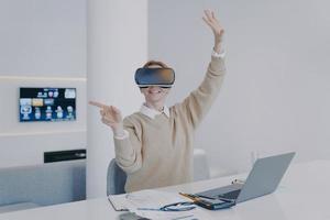 junge europäische Frau in vr-Brille klicken Sie auf virtuelle Schaltflächen. Konzept der technologischen Innovation. foto